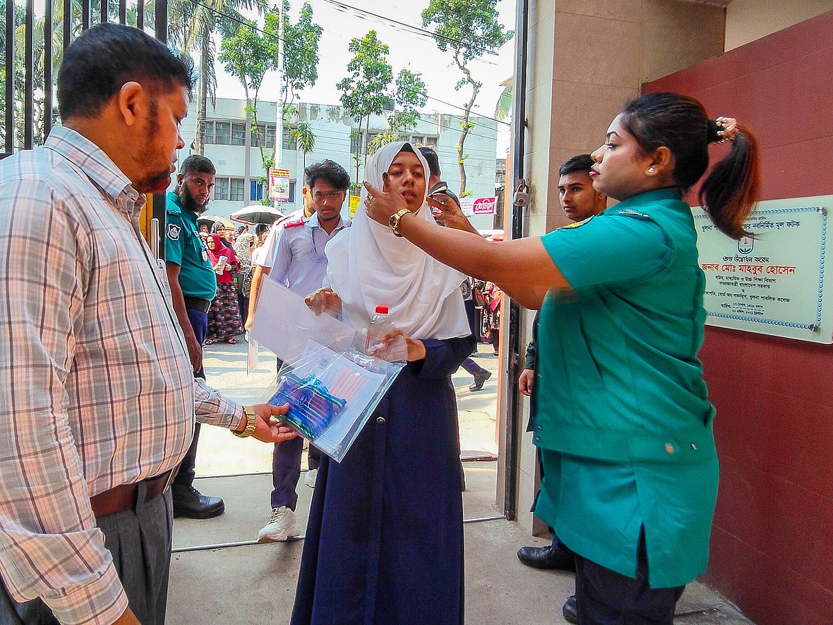এসএসসি পরীক্ষা ২০২৬, পরীক্ষার্থীদের হাতঘড়ি ও ৮ ধরনের ক্যালকুলেটর ব্যবহার নিয়ে নির্দেশনা