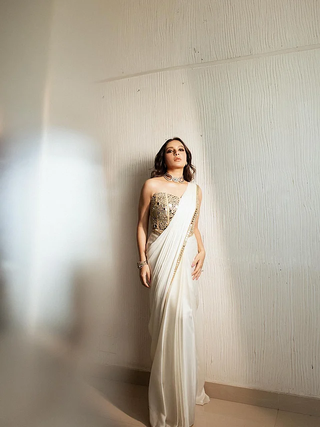 স্ট্র্যাপলেস মেটালিক ব্লাউজের সঙ্গে সাদা শাড়ি পরেছেন শুভশ্রী