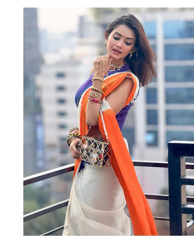 সেই সঙ্গে আছে ম্যাচিং মেটালিক ব্যাগ 