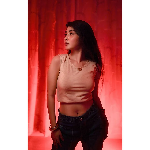 ক্রপ টপ আর  জিন্সের লুকে স্টাইলিশ ইন্দ্রানী 