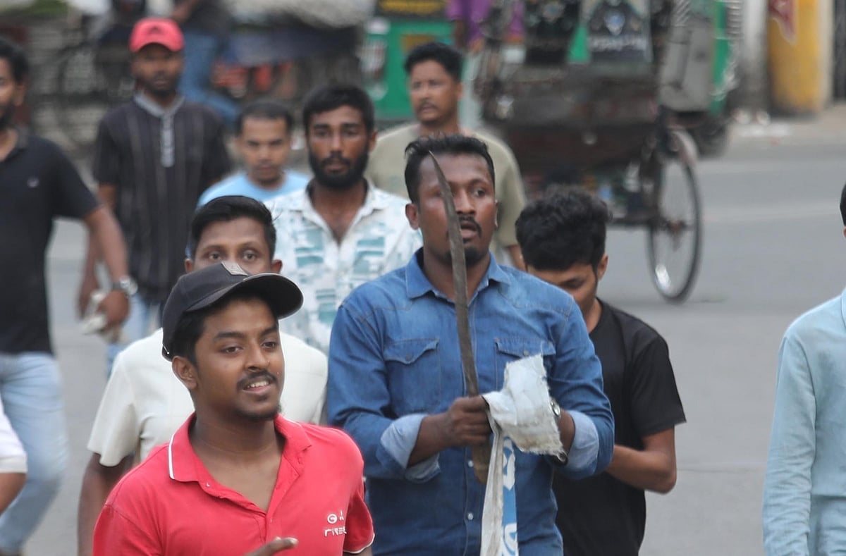 কেউ তেড়ে যাচ্ছেন কিরিচ হাতে, কারও হাতে লাঠিসোঁটা, ছাত্রদল-শিবির সংঘর্ষে আহত ২০