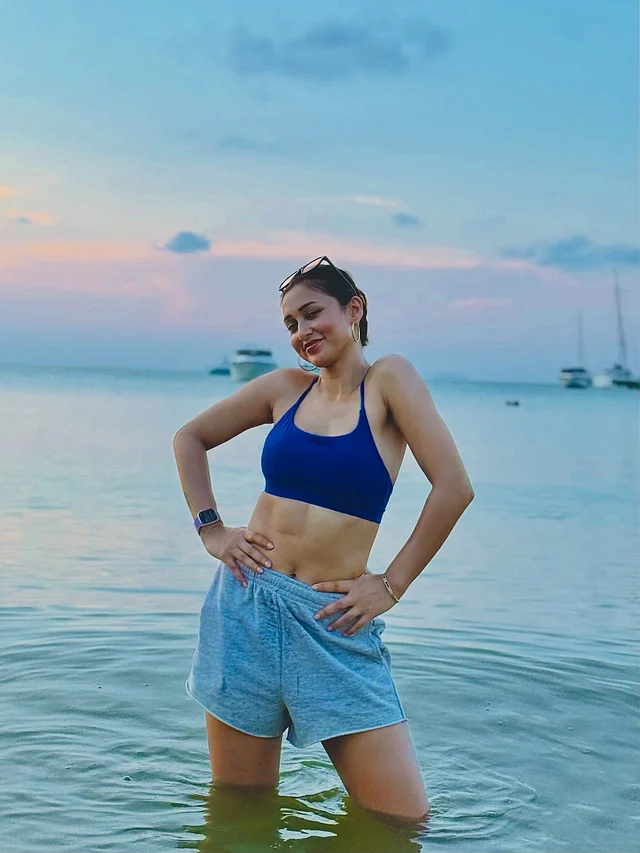 নীল বিকিনি টপ আর শর্টস পরে পানিতে নেমেই পোজ দিয়েছেন ডিভা ।