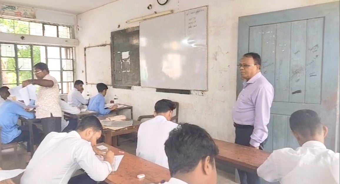 হোমনায় এসএসসি পরীক্ষাকেন্দ্র পরিদর্শনে গিয়ে সংসদ সদস্যের ফেসবুক লাইভ