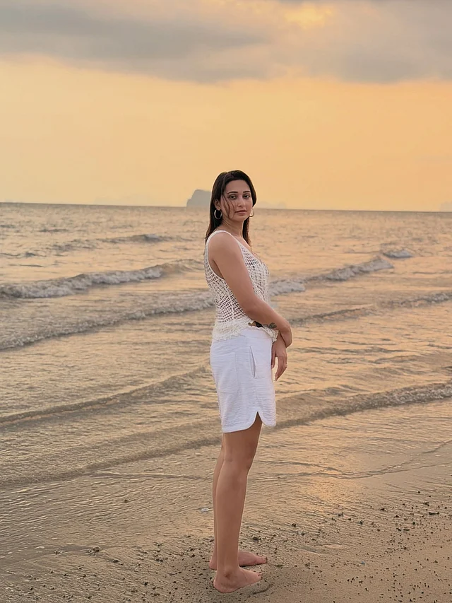 সাদা ক্রোশে ট্যাঙ্ক টপ আর হাই-ওয়েস্ট শর্টস লুকে স্টাইল করেছেন মিমি । 