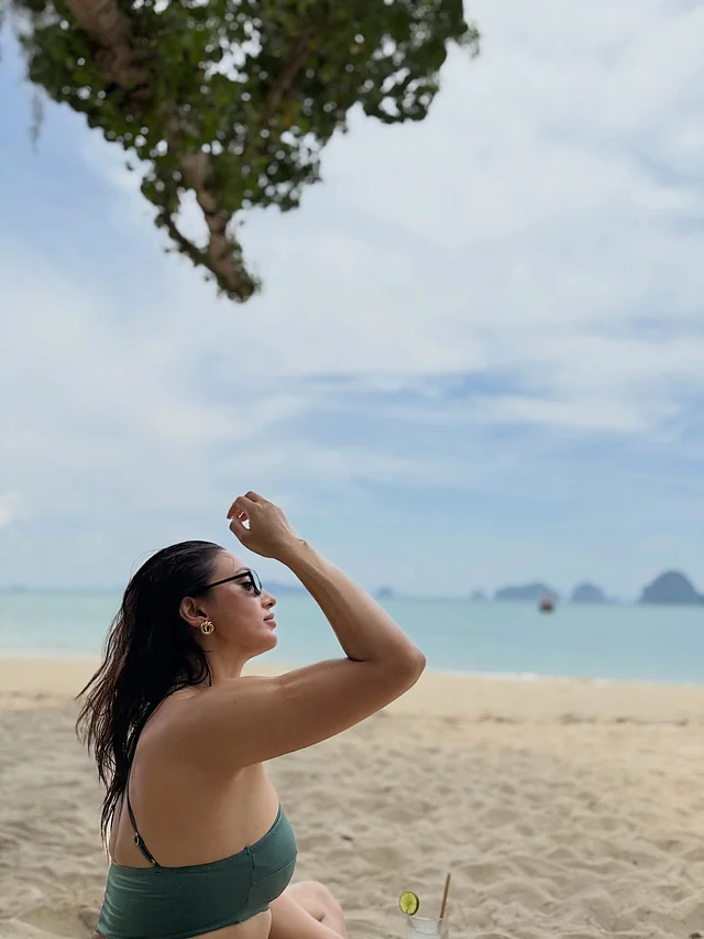 ফ্রেশ আর সামার-রেডি আবেদন নিয়ে একান্তে সময় কাটাচ্ছেন তিনি 