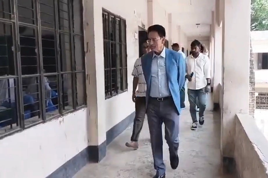মানিকগঞ্জে আকস্মিক এসএসসি পরীক্ষাকেন্দ্র পরিদর্শনে শিক্ষামন্ত্রী