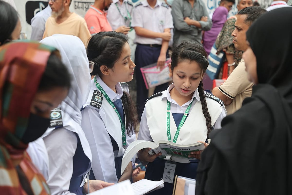 এসএসসি ও সমমানের পরীক্ষা শুরু, কেন্দ্রের বাইরে বাবা–মা ও অভিভাবকদের অপেক্ষা