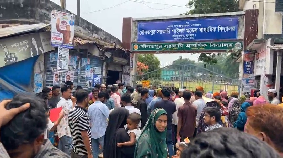 কুষ্টিয়ায় নিয়মিত পরীক্ষার্থীদের দেওয়া হলো অনিয়মিত পরীক্ষার্থীর প্রশ্ন