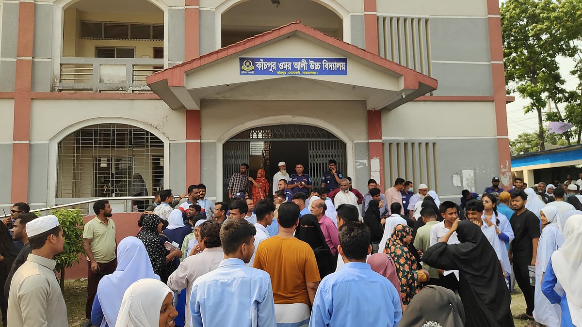 সোনারগাঁয়ে এসএসসি পরীক্ষায় গত বছরের প্রশ্নপত্র বিতরণ