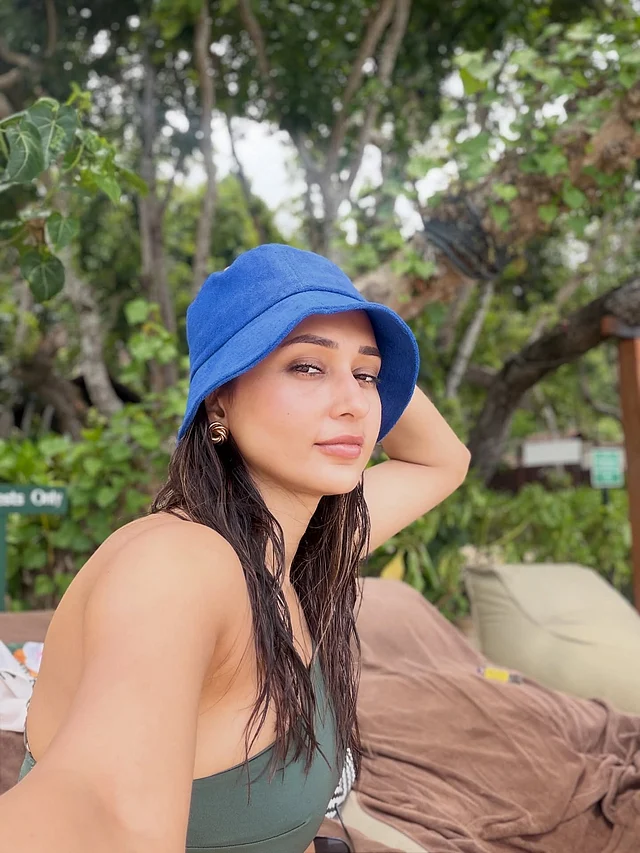 মনোকিনির সঙ্গে জুটি হয়েছে নীল বাকেট হ্যাট ।