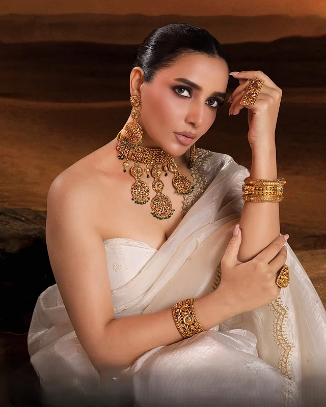 টেনে বাঁধা চুল, ঘন কাজল, ন্যুড মেকওভারের সঙ্গে নজর কাড়ছে ভারী জড়োয়া অ্যান্টিক গয়না