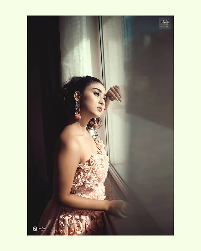 ডাস্টি রোজ, স্ট্রেপলেস পার্টি গাউনে ফ্রেমবন্দী হয়েছেন ইন্দ্রানী। থ্রিডি পেটাল লেইস ফেব্রিকের এই গাউনের সঙ্গে তিনি পরেছেন স্টেটমেন্ট দুল 