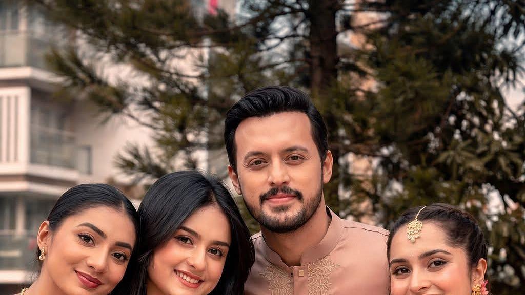 শেষ হচ্ছে ধারাবাহিক নাটক ‘এটা আমাদেরই গল্প’। নাটকের গল্পে একাধিক প্রেম নিয়ে ভক্তদের মাঝে আলোচনা–সমালোচনায় ছিলেন ইরফান সাজ্জাদ। এবার সব চরিত্রের সঙ্গে ছবি পোস্ট করে লিখেছেন, ‘তোমাদের বাসায় কি বাপ ভাই নাই? তোমরা এসব কী বানাও? এই ছবি আবার কে স্বপ্নে দেখল?’