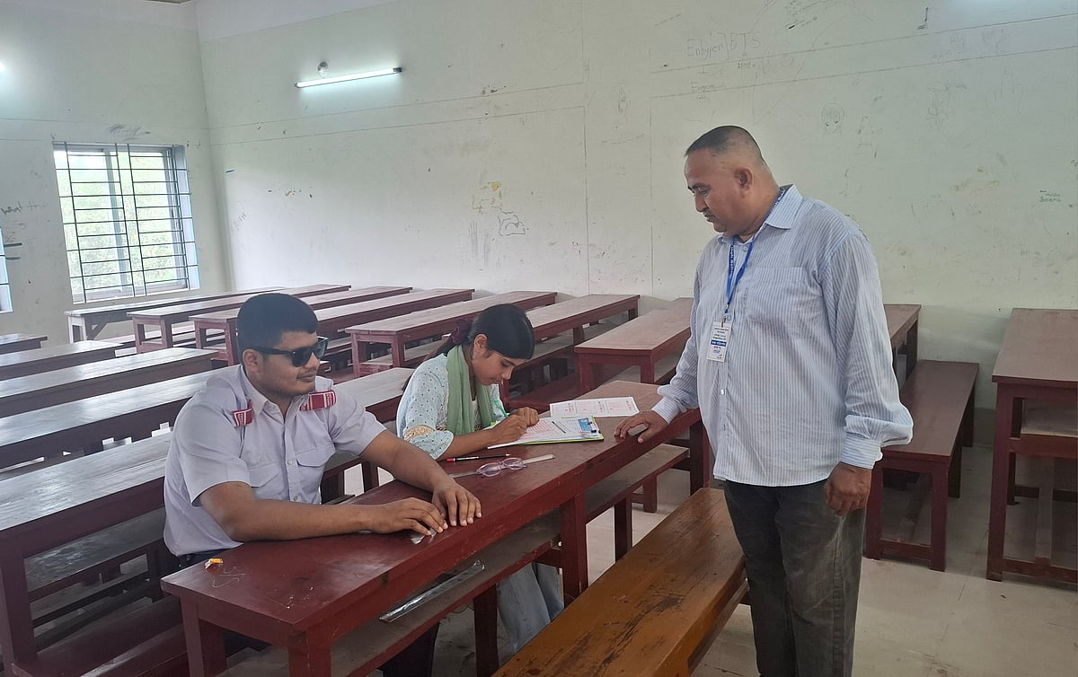 অবশেষে শ্রুতলেখকের সহায়তায় পরীক্ষা দিচ্ছেন শরীফ আলী