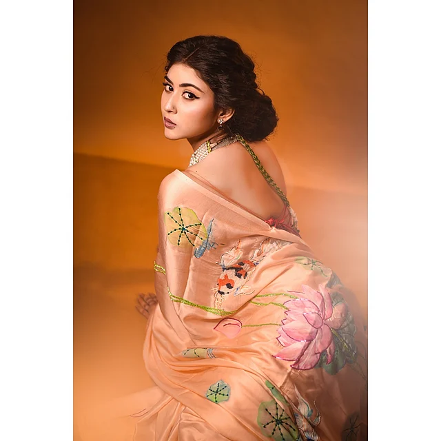 পিচরঙা শাড়িতে অন্য রকম সুন্দর লাগছে ইন্দ্রানীকে। চোখে আকর্ষণ ছড়াচ্ছে টানা করে দেওয়া কাজলের সাজ