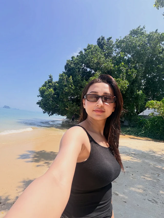 সমুদ্র স্নান সেরে কালো টপ পরেছেন নায়িকা 