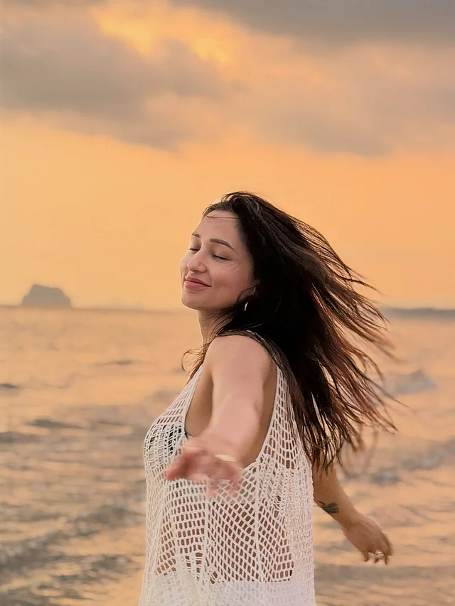 সলো ভ্যাকেশনের প্রতিটি মুহূর্ত উপভোগ করছেন সুন্দরী  