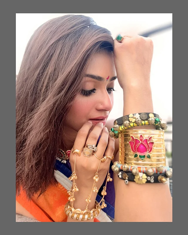 এই সকল গয়নাই দেশের সুপরিচিত গয়নার ব্র‍্যান্ড গ্লুড টুগেদার-এর সিগনেচার লোটাস থিমের ডিজাইনের