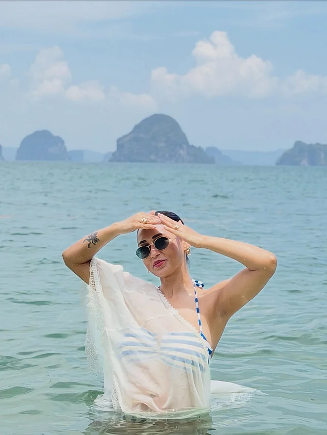 মিনিমাল গোল্ড জুয়েলারি আর ওভার শেপের সানগ্লাস পরেছেন সঙ্গে 