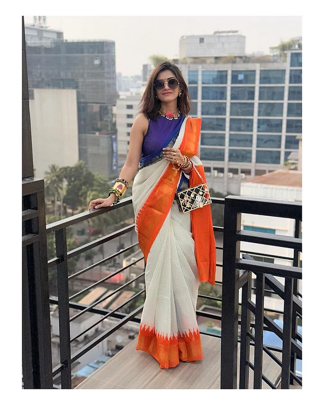 খোলা চুল আর কালো শেডসে দারুণ স্টাইলিং করেছেন তিশা পুরো সাজে 