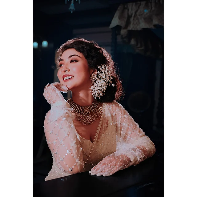 সাদা রঙের শিয়ার শাড়িতে শুভ্রতার আবেদন ছড়াচ্ছেন যেন তিনি। 