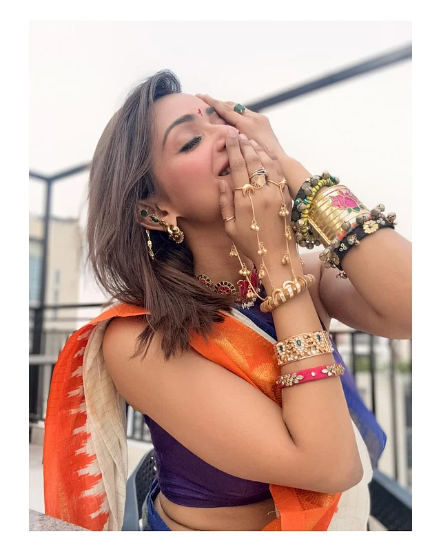 স্টেটমেন্ট পিস আর রতনচূড়ের সঙ্গে বৈচিত্র্যময় ডিজাইনের চুড়ি দেখা যাচ্ছে 