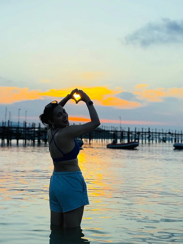 মি টাইম কাটাচ্ছেন সূর্যাস্ত দেখে 