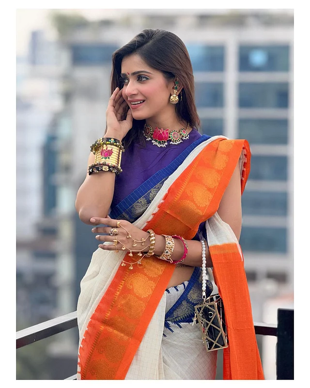 শাড়ির সঙ্গে জমকালো গয়না পরেছেন তিশা।  লোটাস থিমের চোকার খুব মানিয়েছে এর সঙ্গে 