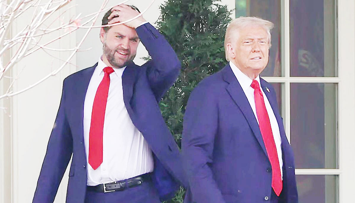 ট্রাম্পের ছায়ায় বিপর্যস্ত ভ্যান্স, বিদ্রোহই কি বাঁচার একমাত্র পথ