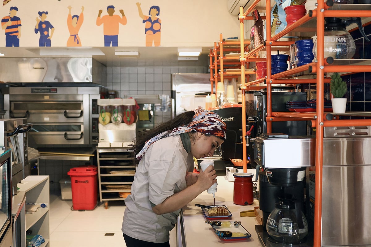 যুক্তরাষ্ট্র ও ইসরায়েলের সঙ্গে যুদ্ধের জেরে ইরানে চাকরি হারাচ্ছেন লাখ লাখ মানুষ