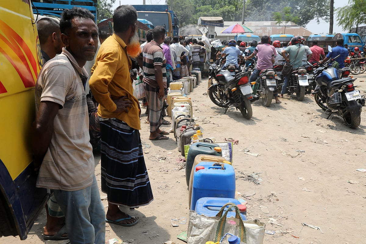 ডিজেল কিনতে এসে ফিলিং স্টেশনে অপেক্ষায় কৃষকেরা 