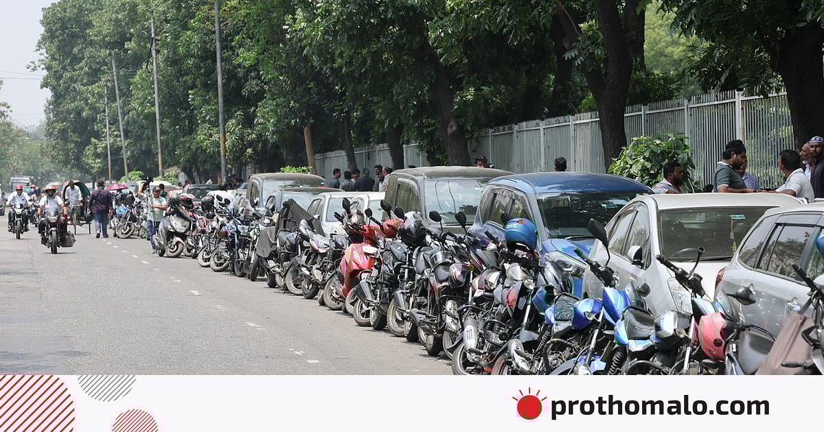 তেল ছাড়া ‘সংসার চলবে না’, তাই খাওয়া বাদ দিয়ে লাইনে তেল ছাড়া ‘সংসার চলবে না’, তাই খাওয়া বাদ দিয়ে লাইনে