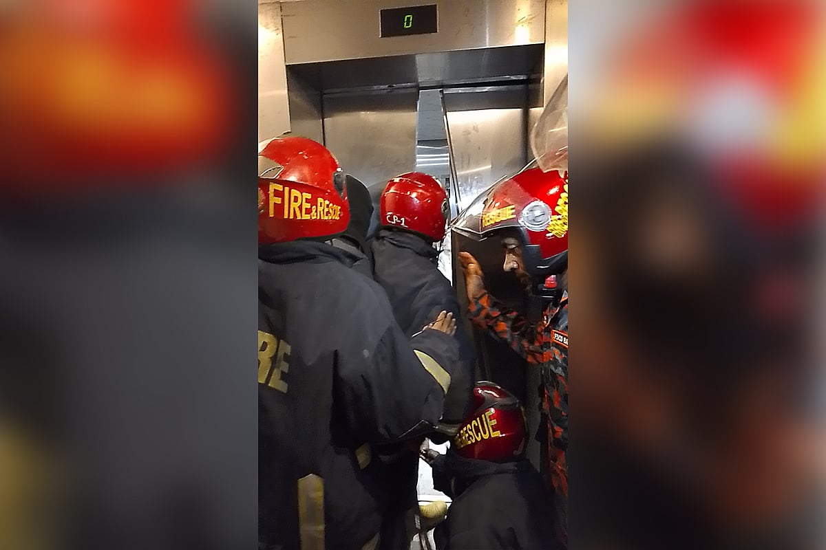 সরকারি বাসভবনের লিফটে সোয়া ঘণ্টা আটকে কিশোর, কাজ করেনি অ্যালার্ম, ছিল না কোনো ফ্যান