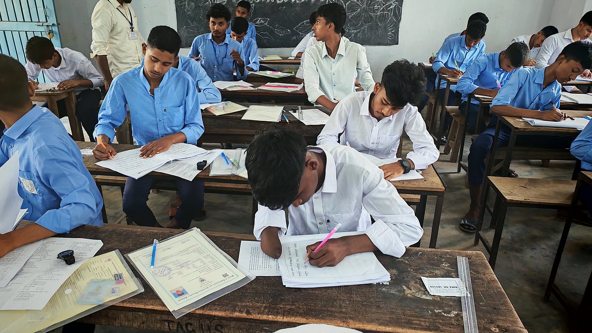 জন্ম থেকে ডান হাত নেই নাহিদের, সব বাধা পেরিয়ে  দিচ্ছে এসএসসি পরীক্ষা