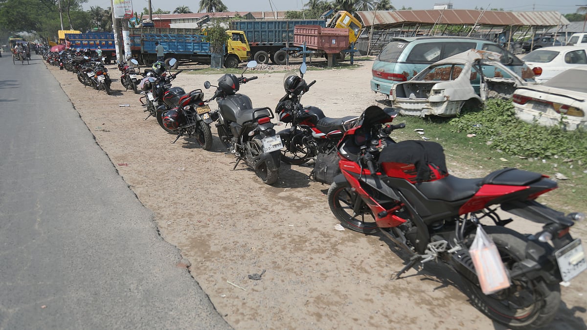 ফিলিং স্টেশনের সামনে তেলের জন্য দীর্ঘ সারি। প্রখর রোদে মোটরসাইকেল রেখে ছায়ায় অপেক্ষায় চালকেরা।