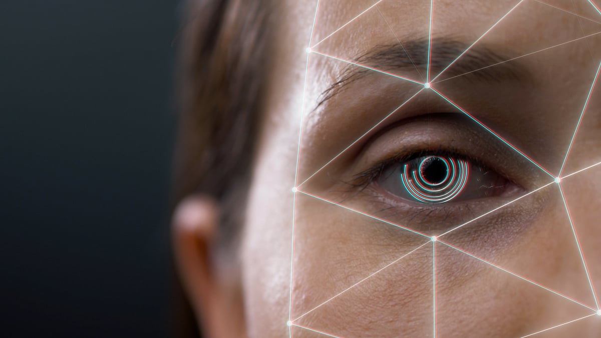 ঝুঁকির মুখে ফেস আইডি, ছবিতেই আনলক হচ্ছে দামি সব স্মার্টফোন