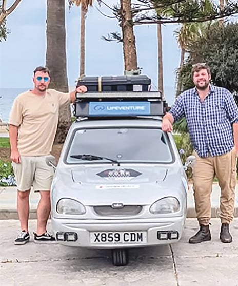 পুরোনো তিন চাকার গাড়িতে 
১৪ হাজার মাইল পাড়ি