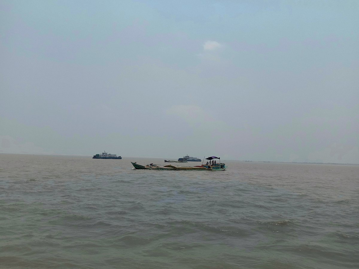 পদ্মা নদীতে নৌ পুলিশের ওপর সশস্ত্র হামলা, গুলিবিদ্ধসহ আহত ৫