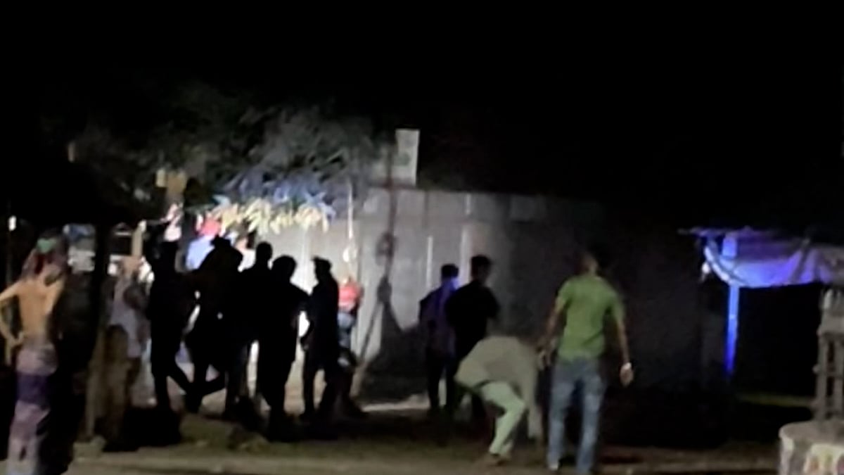 মাদারীপুরে টর্চলাইট জ্বালিয়ে দুপক্ষের সংঘর্ষ