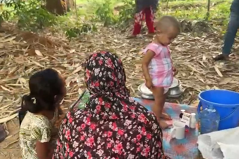 শ্বশুরবাড়িতে ঠাঁই না পেয়ে দুই সন্তান নিয়ে স্বামীর কবরের পাশে আশ্রয় নিলেন মা