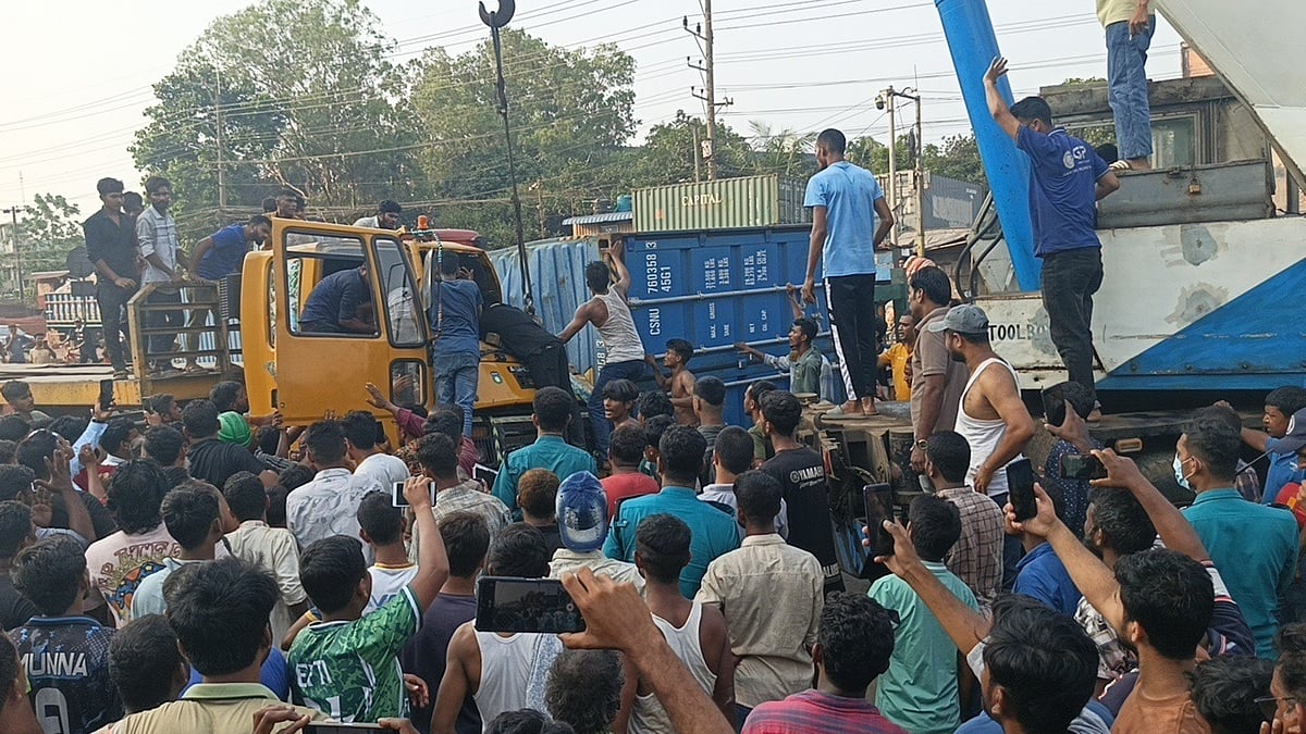 লরির ওপর আছড়ে পড়ল কনটেইনার, ভারী ক্রেনের সাহায্যে চাপা পড়া চালকের সহকারীকে উদ্ধার