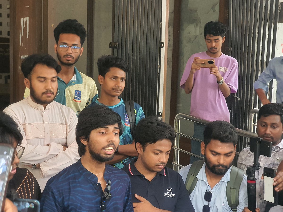 অকথ্য গালিগালাজ করে বলে যে আমার দাঁত ফালায়ে দেবে: ডাকসুর সাহিত্য সম্পাদক মুসাদ্দিক