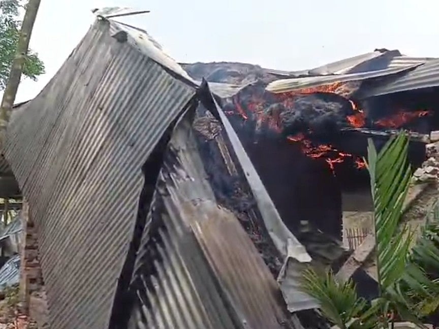 নওগাঁয় দুই সন্তানসহ দম্পতি হত্যায় আটক স্বজনের বাড়িতে আগুন দিল এলাকাবাসী