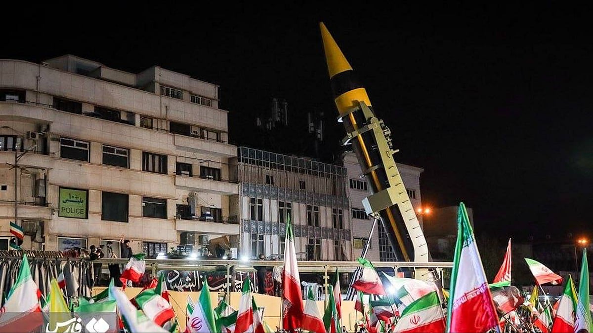 তেহরানে ক্ষেপণাস্ত্র প্রদর্শন, জনতার স্লোগানে মুখর এঙ্গেলাব স্কয়ার