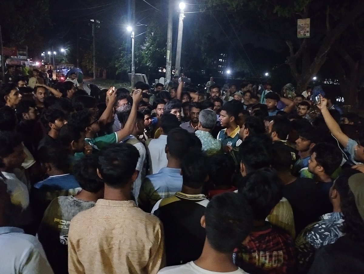 হালিমে মাছি পাওয়ায় হোটেল কর্মচারীকে বাটি ছুড়ে মারলেন জাকসু নেতা, উত্তেজনা