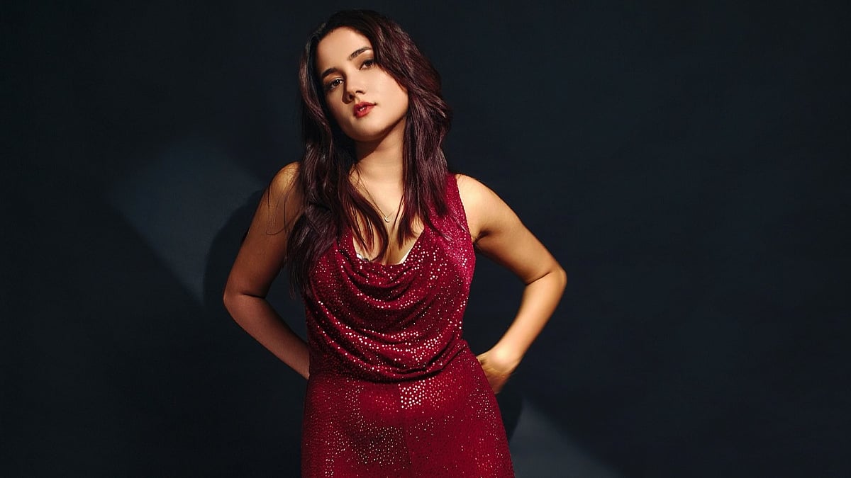 বিজয়ের ‘রহস্য মানবী’, এ আবার কোন আলিয়া