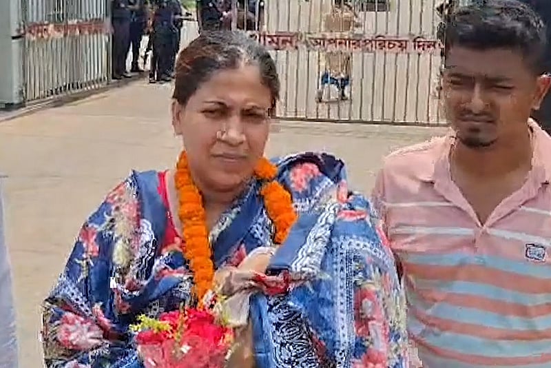 দেড় মাস বয়সী শিশুসন্তানসহ সেই যুব মহিলা লীগ নেত্রী কারামুক্ত