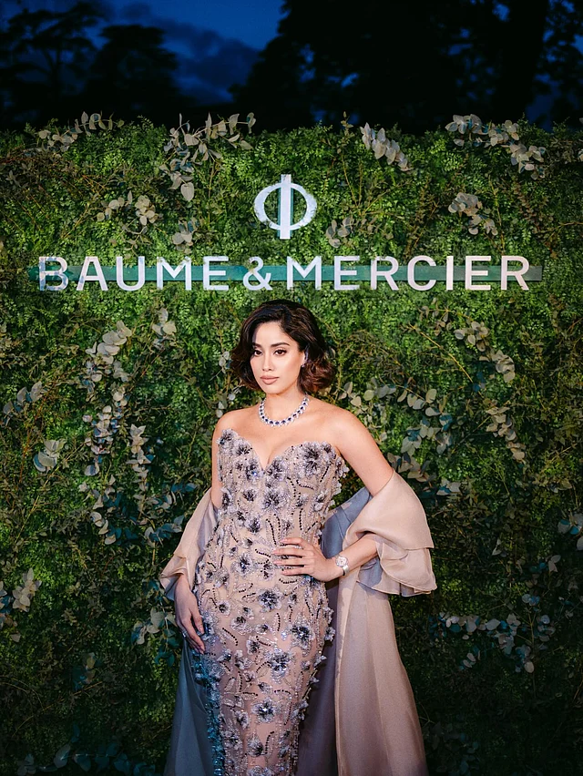 বম অ্যান্ড মার্সিয়ের ইভেন্টে স্ট্র্যাপলেস লাতে গাউনে জাহ্নবী। তাতে নীল ফুলেল এমবেলিশমেন্ট