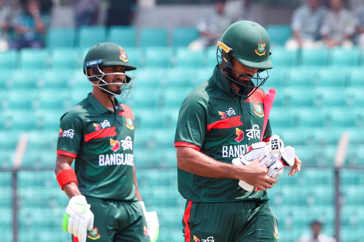 বল স্টাম্পে টেনে ফিরলেন সৌম্য