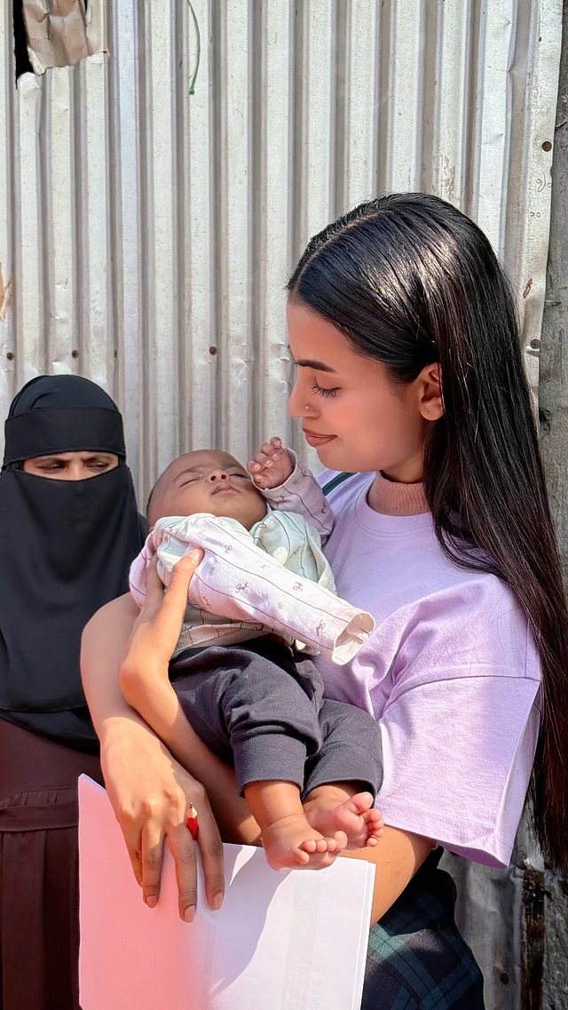 কড়াইল বস্তিতে  অগ্নিকাণ্ডের পর সেখানকার মানুষের পাশে দাঁড়ায় কাইন্ডনেস্ট ফাউন্ডেশন